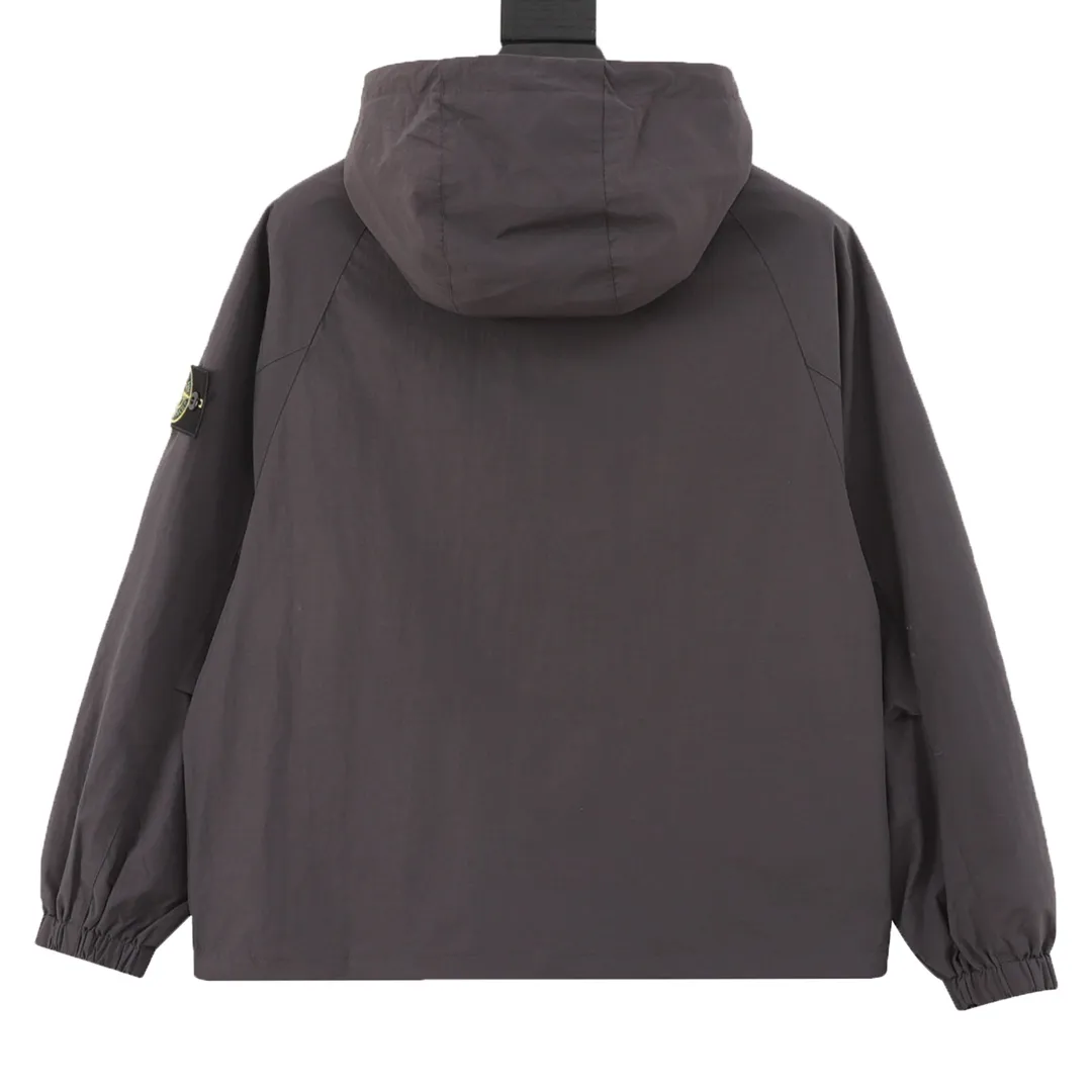 🅿️660 Stone Island/Stone Island functional zipper hooded jacket. In order to restore all the texture of ZP, this year the team spent several months and finally shipped it. All excipients are restored to ZP! Highly permeable laminated fabric Gore-tex imitates water-breathable film, which feels better and more comfortable. The fabric has certain waterproof, windproof and UV-proof effects. It is one of the must-choose jacket fabrics in Stone Island. It is light and thin, which is the characteristic of the fabric. It is functional and sporty. There are two pockets on the chest. The arms have the logo embroidery of the Stone Island navigation compass badge. The zipper pocket on the back can be folded to pack the entire garment. It is a must-have item for outdoor travel! size：S-XL